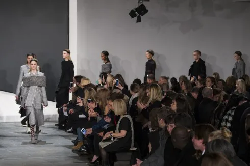 Quang cảnh diễn ra show trình diễn thoi-trang-thu-dong-Proenza-Schouler-ending