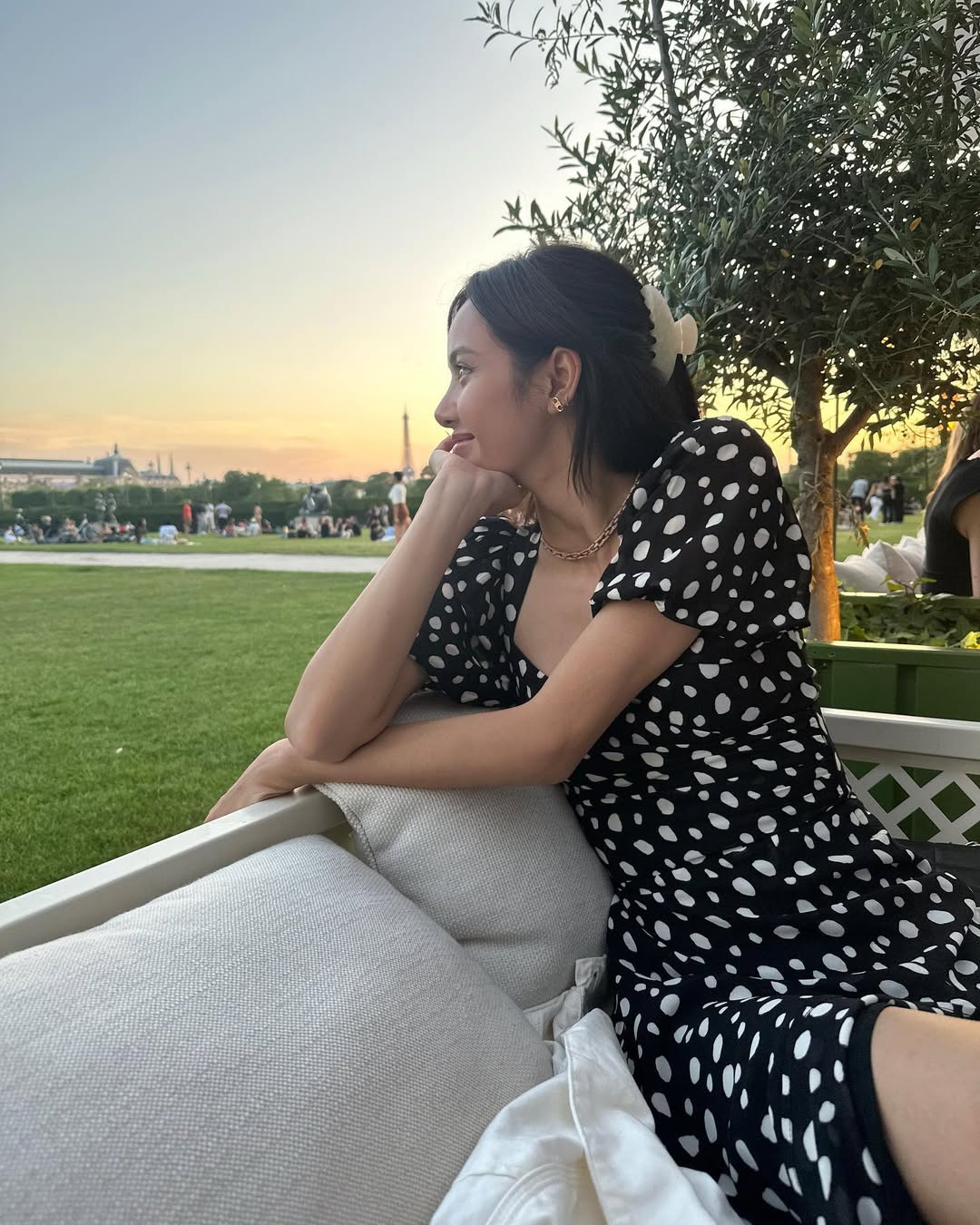 lalalalisa_m diện đầm chấm bi