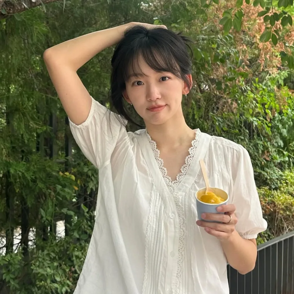 Jin Ki Joo cầm đuôi tóc