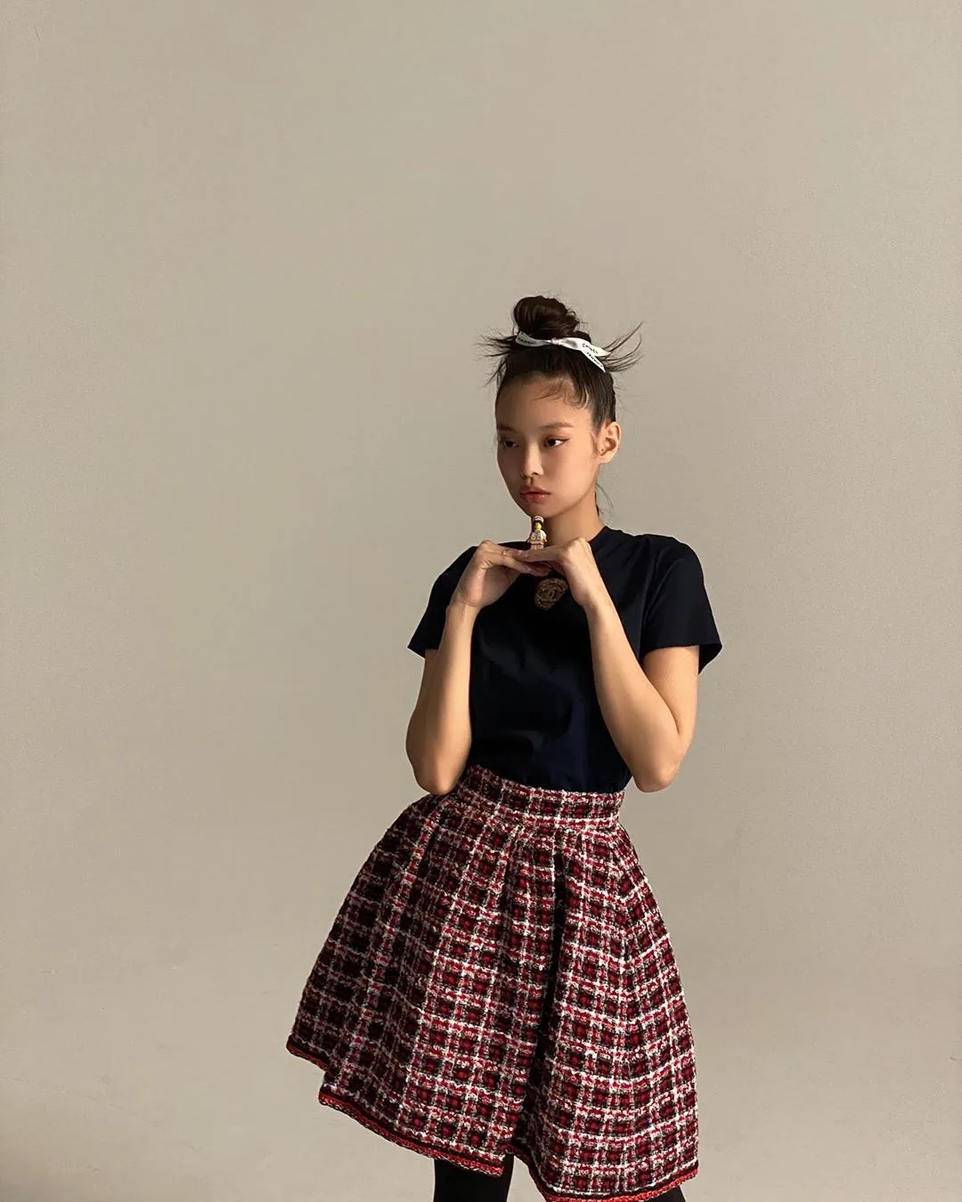 chân váy xòe họa tiết kẻ sọc áo thun đen jennie blackpink