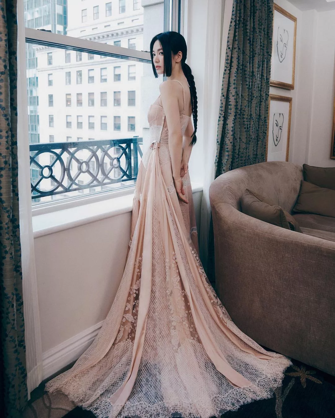 Song hye kuo diện váu hoa ép