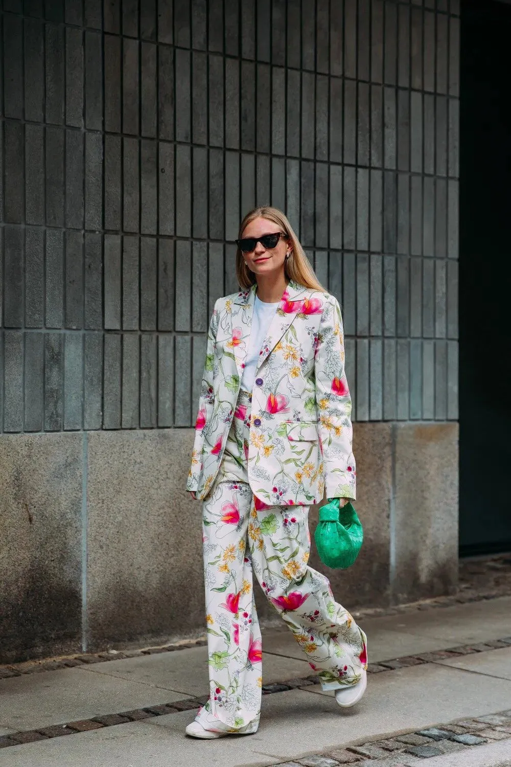 suit họa tiết hoa màu đỏ