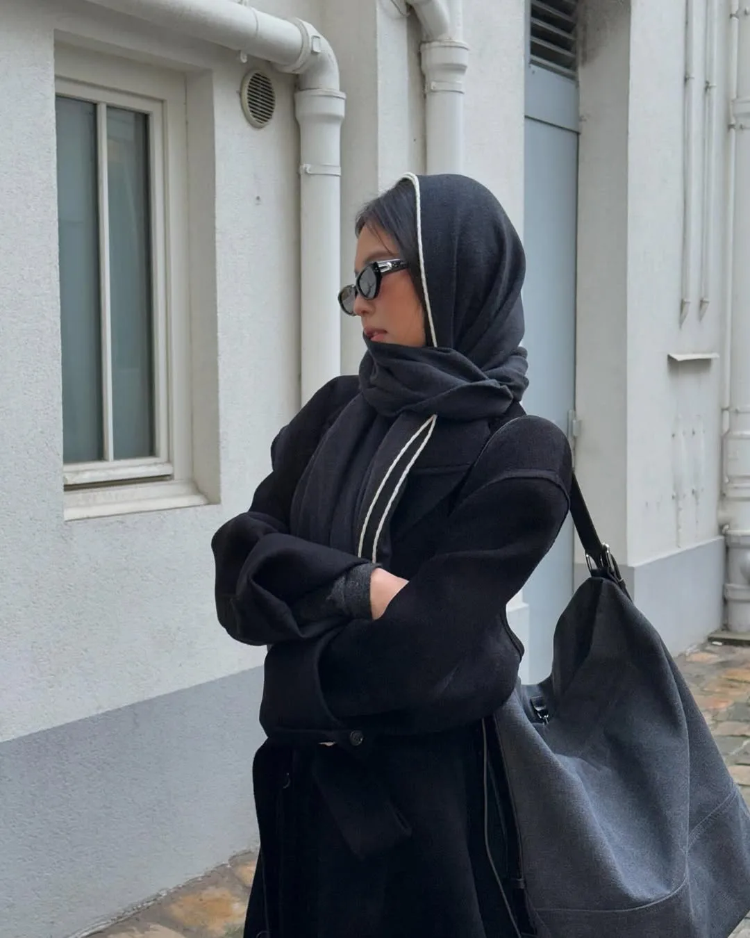 jennie mang kính và khăn