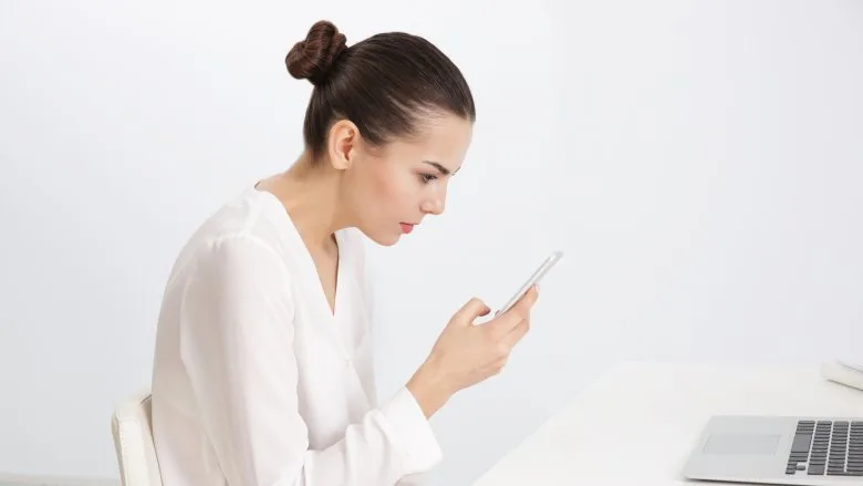 Sử dụng điện thoại liên tục gây ra các cơn đau vai và cổ