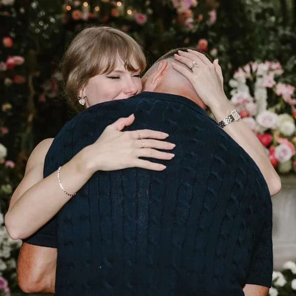 Taylor Swift ôm chồng sắp cưới