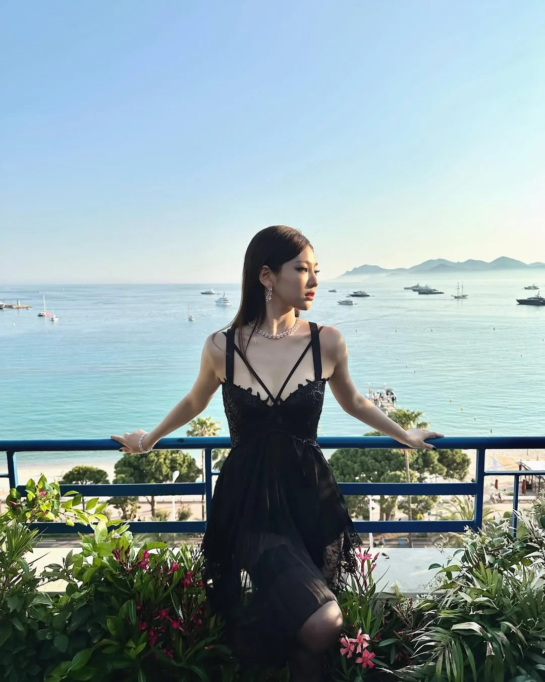 Ningning diện váy cổ sâu