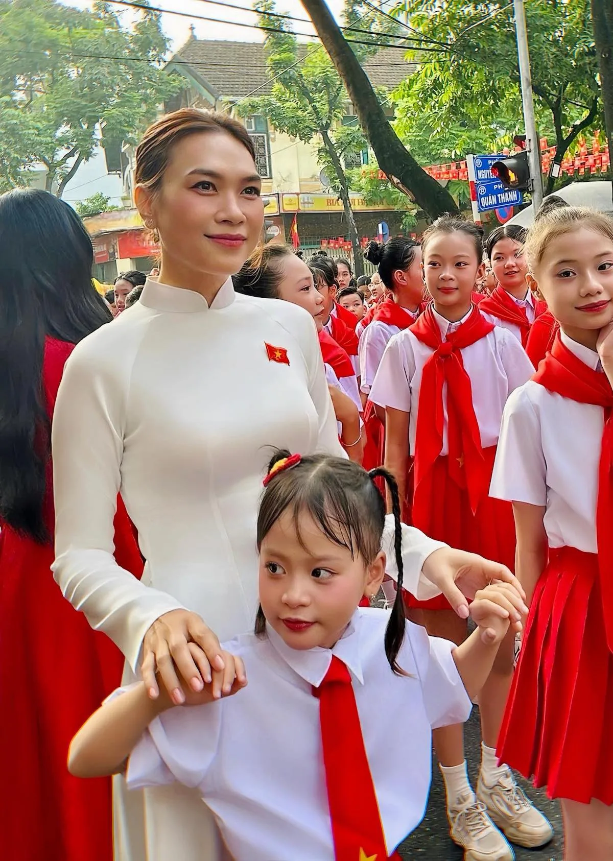 Mỹ Tâm mặc áo dài trắng trong ngày Lễ Quốc Khánh 2/9