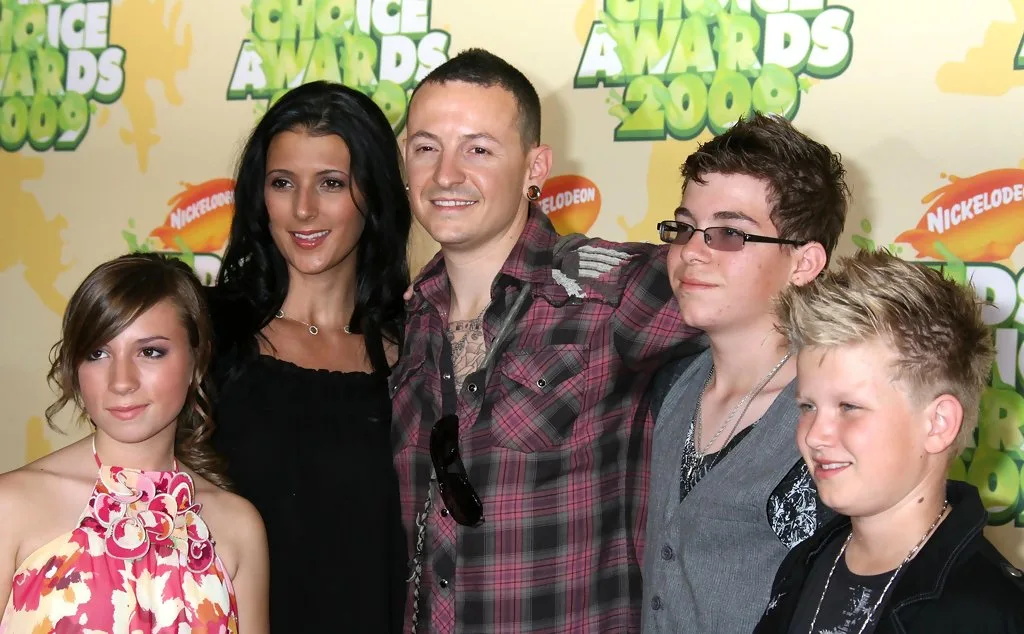 chester benning ton nhom nhac linkin park - elle vietnam 13