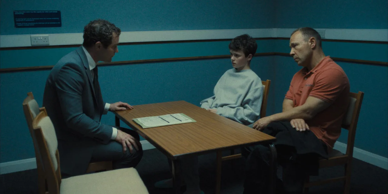 Adolescence là series phim ngắn tâm lý tội phạm gây sốt trên Netflix, xoay quanh việc một cậu bé 13 tuổi bị bắt giữ vì nghi ngờ giết bạn cùng lớp.