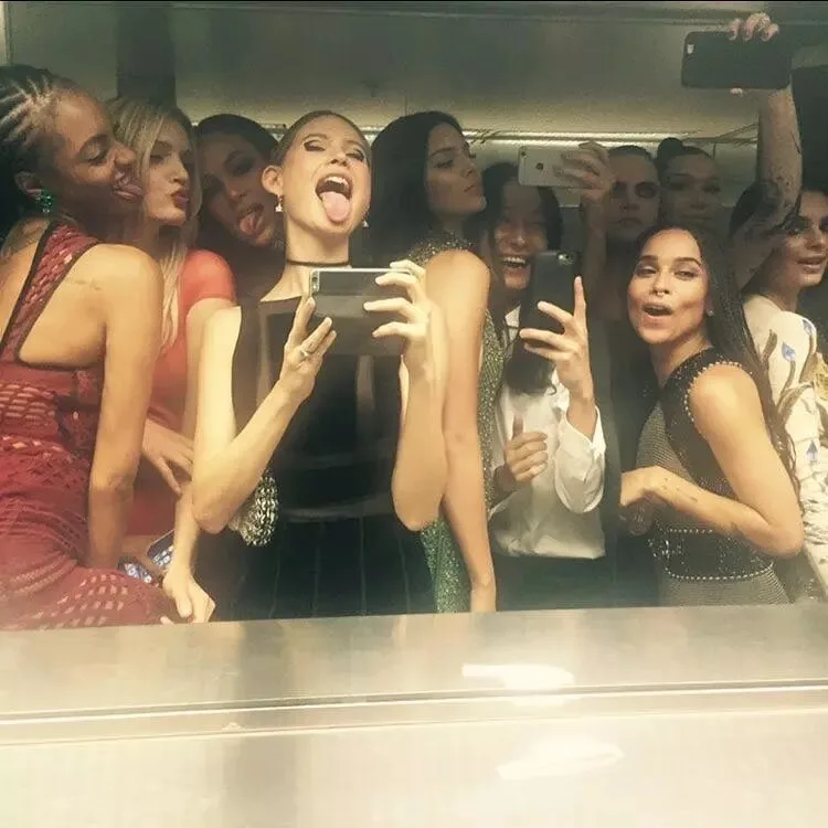 các cô gái chụp ảnh selfie trong nhà vệ sinh met gala