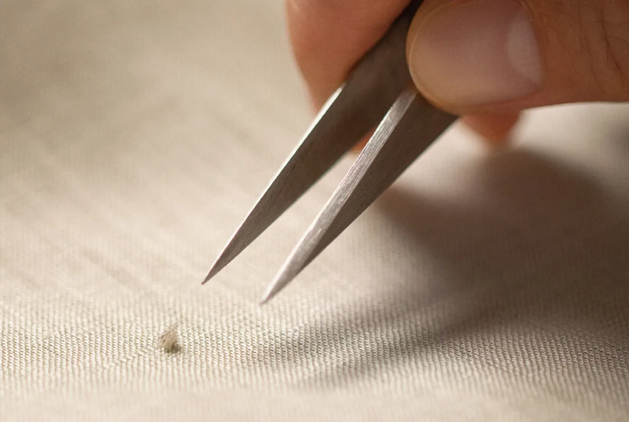 Quy trình sản xuất Áo Sơ Mi Linen Cao Cấp của UNIQLO bắt đầu từ công đoạn kéo sợi lanh.