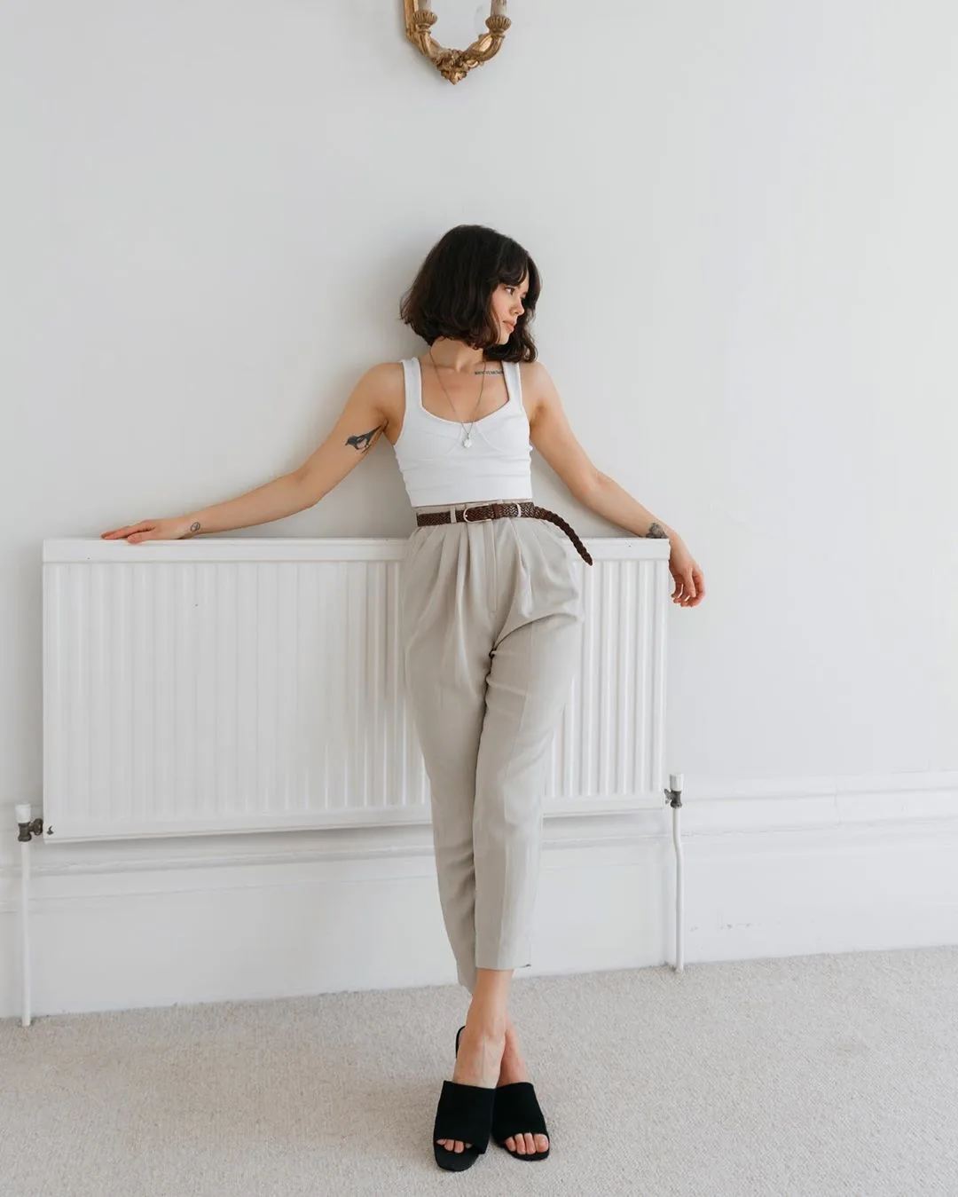 áo tank top trắng quần baggy xám thắt lưng nâu