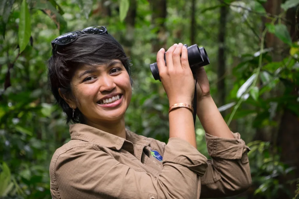 Nhà bảo tồn rừng Farwiza Farhan tại Hệ sinh thái Leuser, Sumatra, Indonesia. Là Laureate của Rolex Awards 2026, cô đã huy động hiệu quả các cộng đồng địa phương và dẫn dắt nhiều chiến dịch chống lại sự tàn phá hệ sinh thái này — nơi cuối cùng trên Trái đất mà voi, hổ, đười ươi và tê giác vẫn còn cùng tồn tại trong tự nhiên.