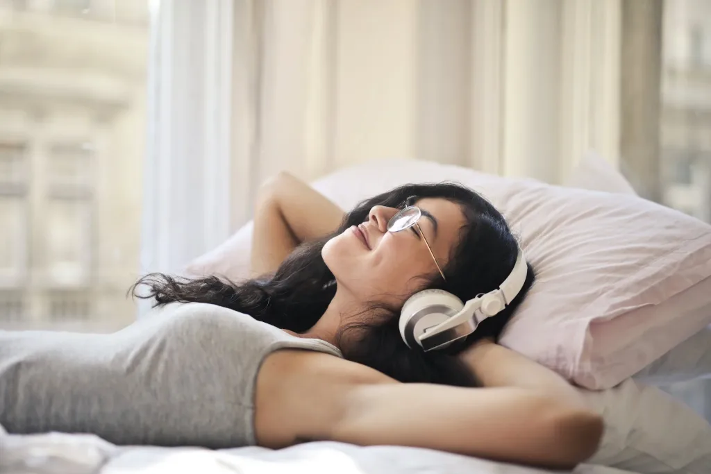 Âm nhạc giúp bạn dễ ngủ. Âm nhạc giúp bạn dễ ngủ.