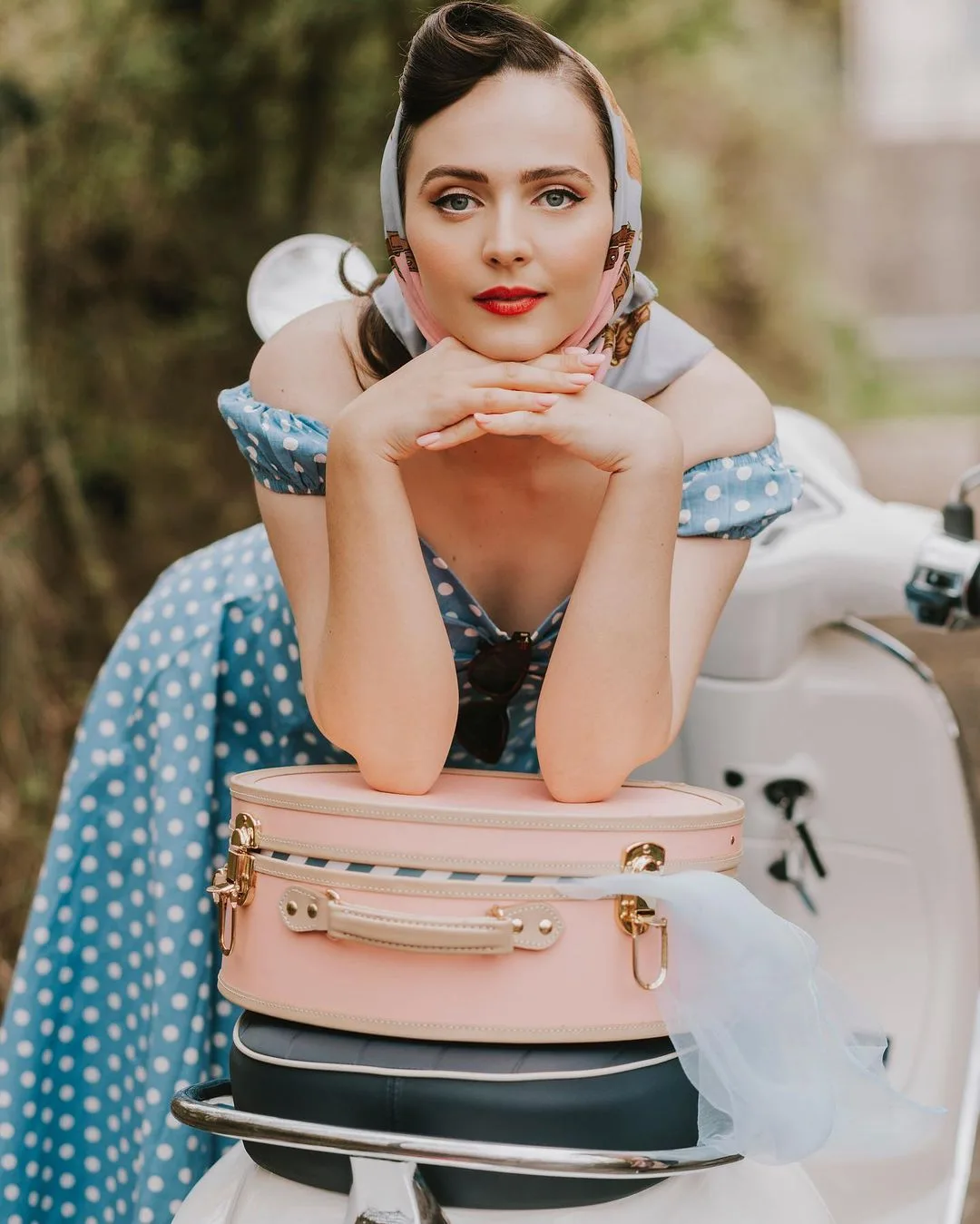 khăn turban phối đầm chấm bi cho bức ảnh vintage
