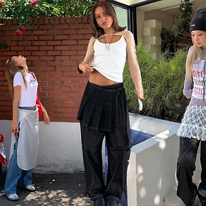 Xu hướng váy “tạp dề”: Lối phối layering đậm chất vintage trở lại