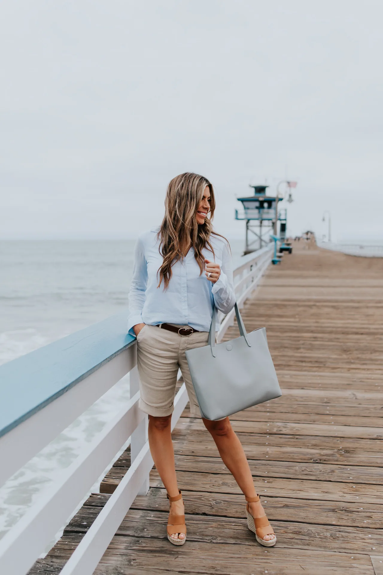 quần shorts nữ bermuda chất liệu line màu be áo sơmi xanh