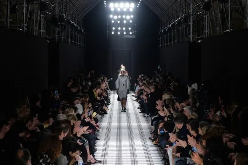 BST Thời trang thu đông 2015 BKhông gian trình diễnalenciaga BST Thời trang thu đông 2015 Balenciaga