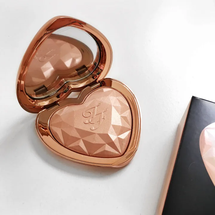 Trang điểm bắt sáng Too Faced