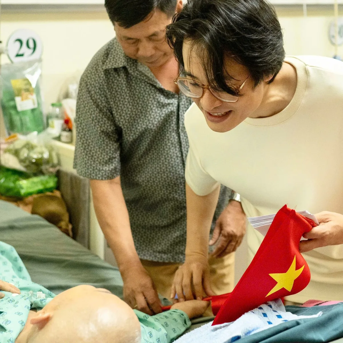Hà Anh Tuấn khích lệ vợ chồng bệnh nhân bệnh viện Ung Bướu TPHCM