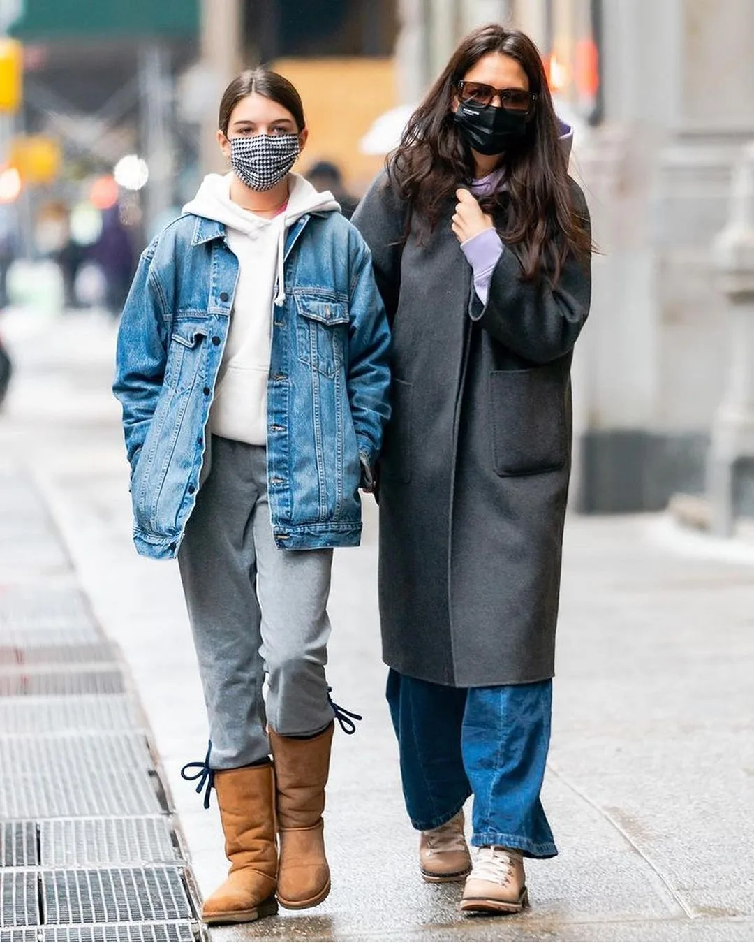 suri cruise diện áo phao