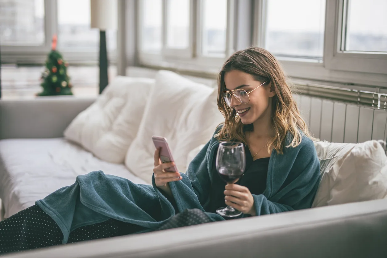 cách ly cô gái video call uống rượu vang