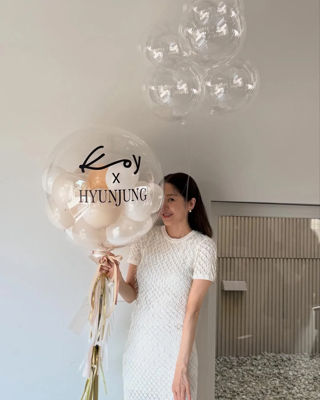 Go Hyun-jung cầm bong bóng