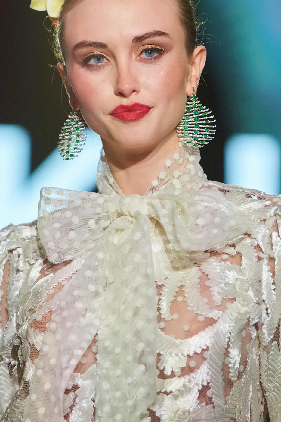 Môi đỏ cổ điển trên show diễn của Naeem Khan. Môi đỏ cổ điển trên show diễn của Naeem Khan.