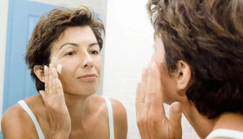 Sữa rửa mặt dịu nhẹ chăm sóc làn da tuổi 50 Sữa rửa mặt dịu nhẹ chăm sóc làn da tuổi 50