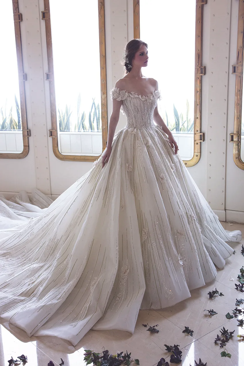 Thiết kế váy cưới với nhiều hoạ tiết đính nổi của nhà mốt Ziad Nakad trong bộ sưu tập 2019.