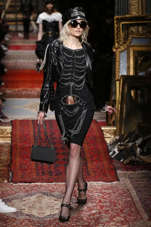 Và cả những thiết kế váy ngắn từ Moschino