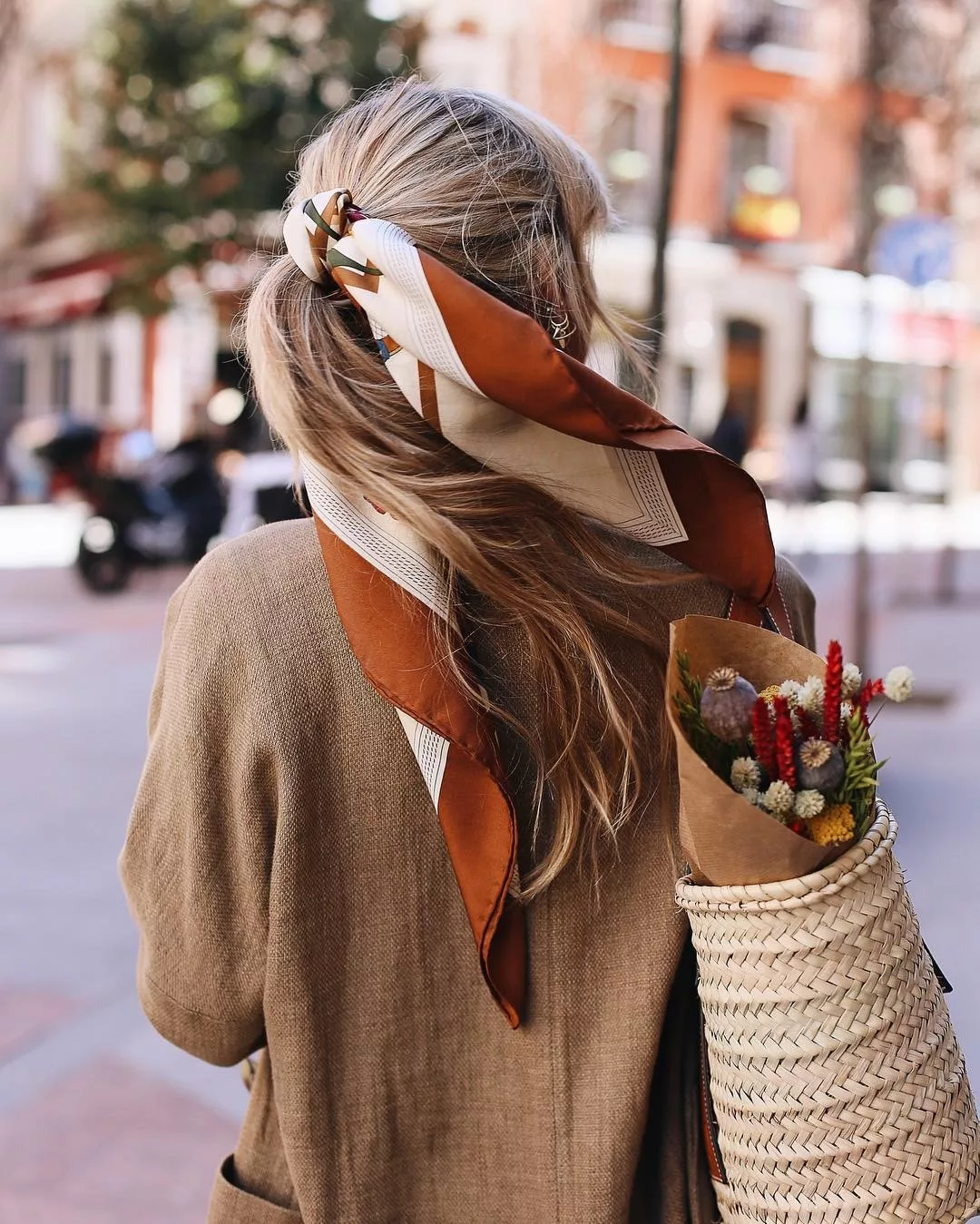 khăn turban buộc tóc và áo khoác nâu