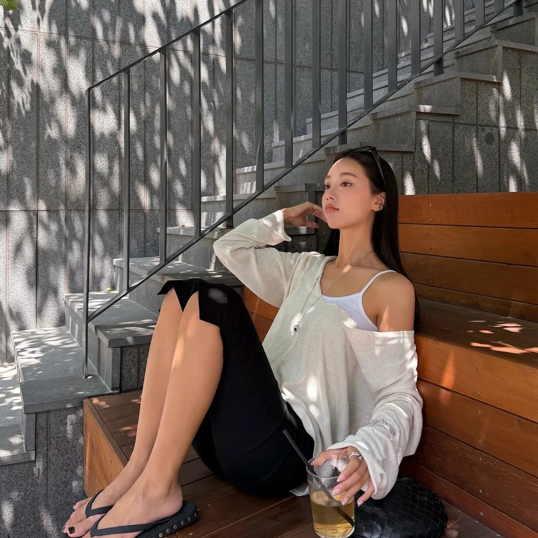 Áo tay dài chất liệu mỏng nhẹ khoác hờ bên ngoài một chiếc áo hai dây, biến set đồ đơn điệu trở nên thanh lịch và có gu hơn.