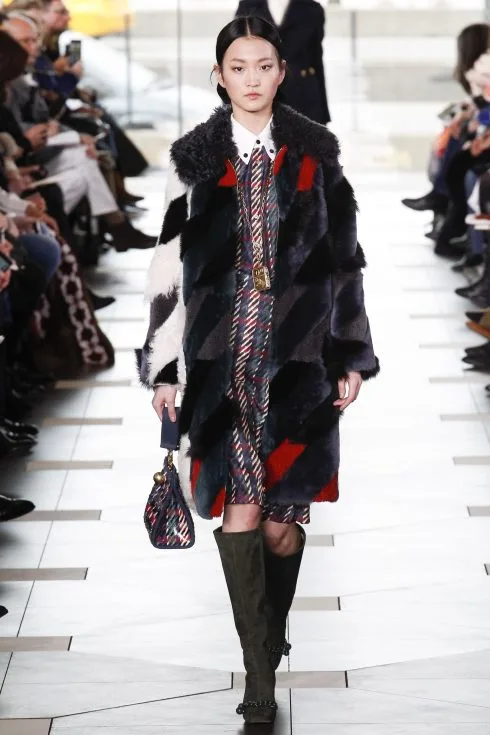 Một chiếc áo khoác lông đẹp mặt trong BST của Tory Burch