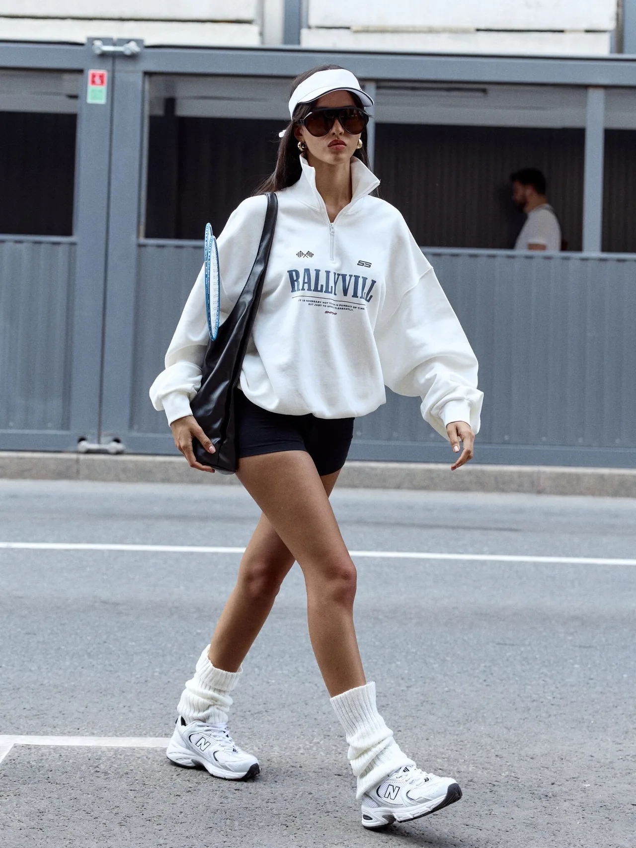 Quần shorts ôm sát giúp di chuyển dễ dàng hơn.