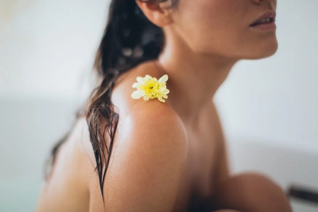 Gàu có thể gây nên tình trạng rối loạn nang lông và dễ dẫn đến nguy cơ rụng tóc, gây ảnh hưởng sức khoẻ của da đầu. sữa chua - hoa