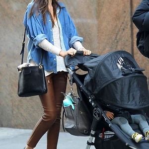 Sao Hollywood biến hóa phong cách với áo sơ mi denim