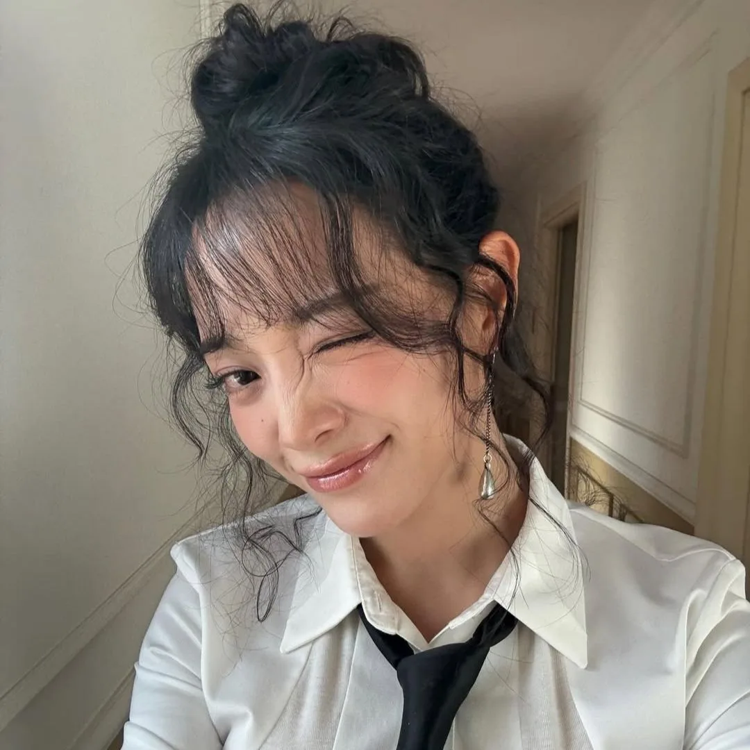 Kiểu tóc búi xù cùng sơ mi trắng của Kim Se Jeong trong Solar System
