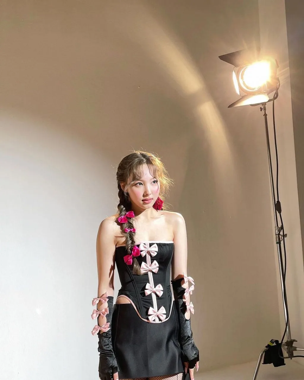 Nayeon kết hợp tóc kèm nơ ruy băng. Nayeon kết hợp tóc kèm nơ ruy băng.