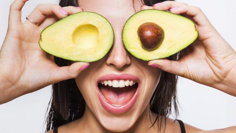 Bơ chứa nhiều chất béo lành mạnh, vitamin và khoáng chất nên được xem là một trong những loại quả giàu dinh dưỡng nhất. bơ - làm đẹp