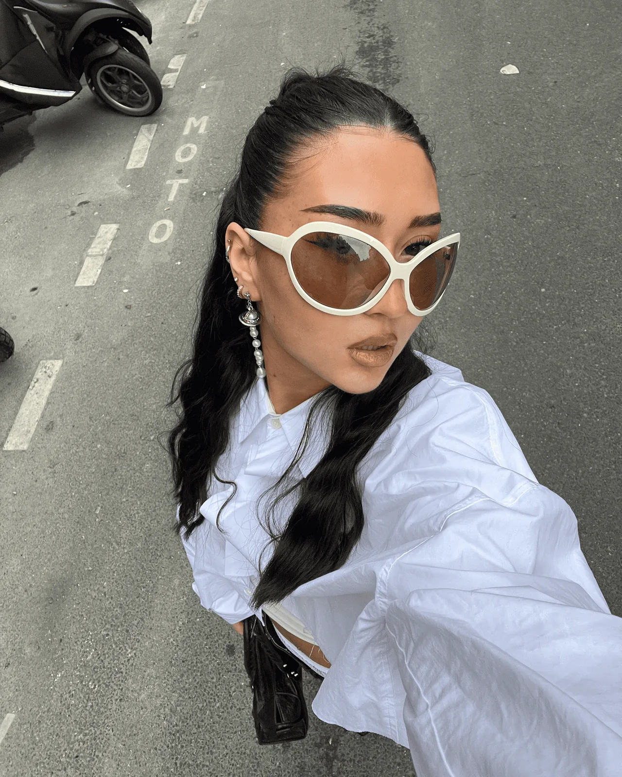 So với các mẫu kính khác, Bug-eye thường ưu tiên chất liệu acetate vì trọng lượng lẫn cảm giác “hầm hố” mang lại (Ảnh: @patriziaguss)