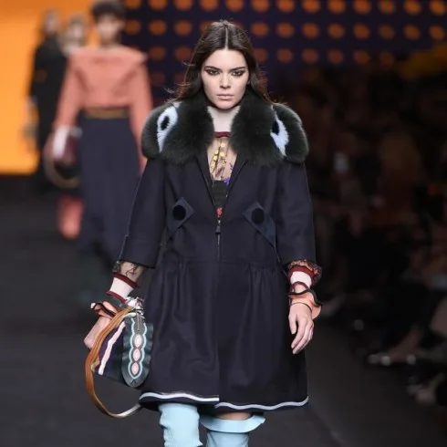 Kendall Jenner mở đầu show diễn của Fendi