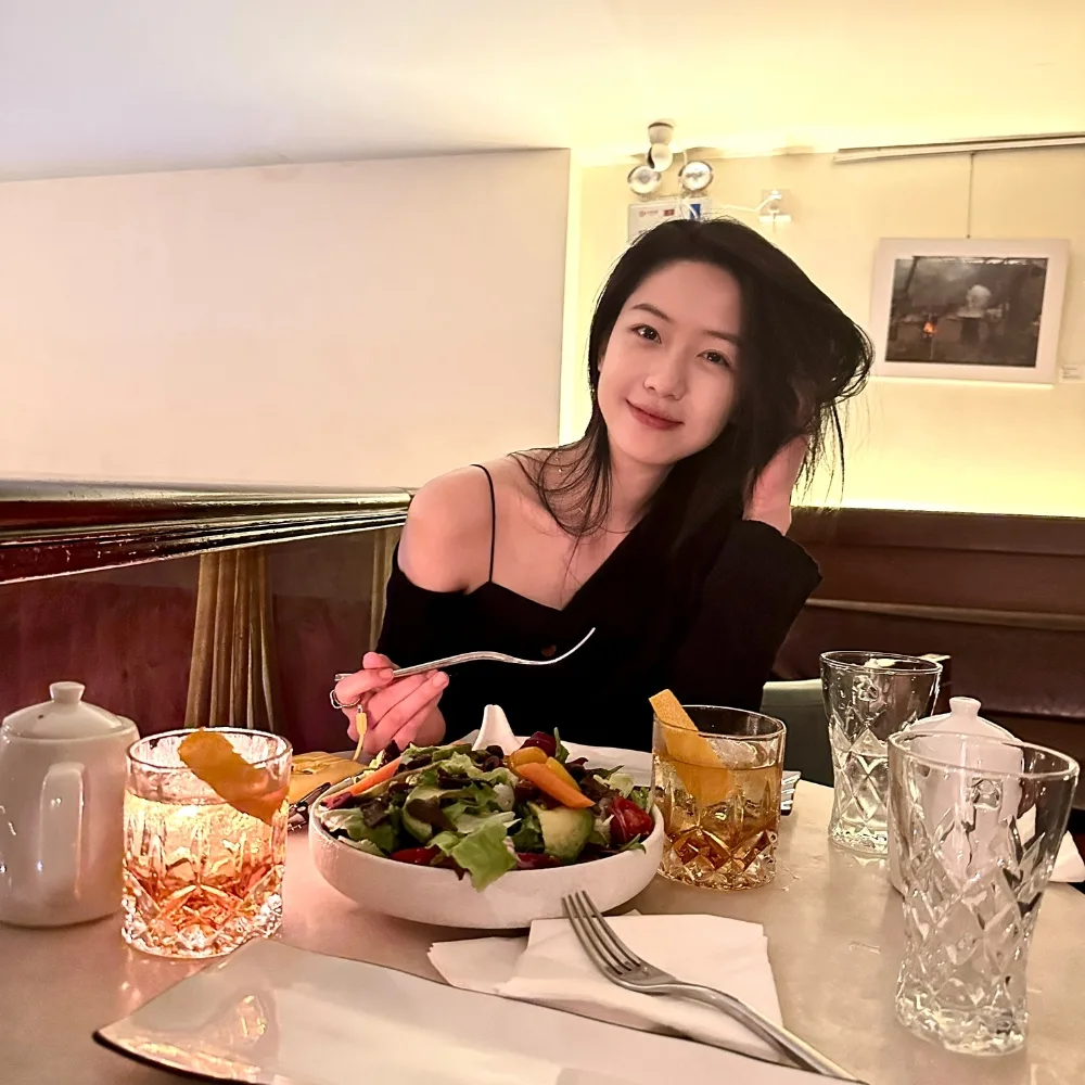 Hướng Hàm Chi ngồi tại bàn ăn với đĩa salad
