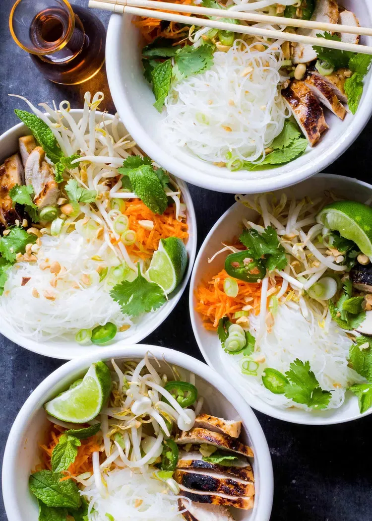 Bún gạo khô ăn cùng phần thịt ức của gà.