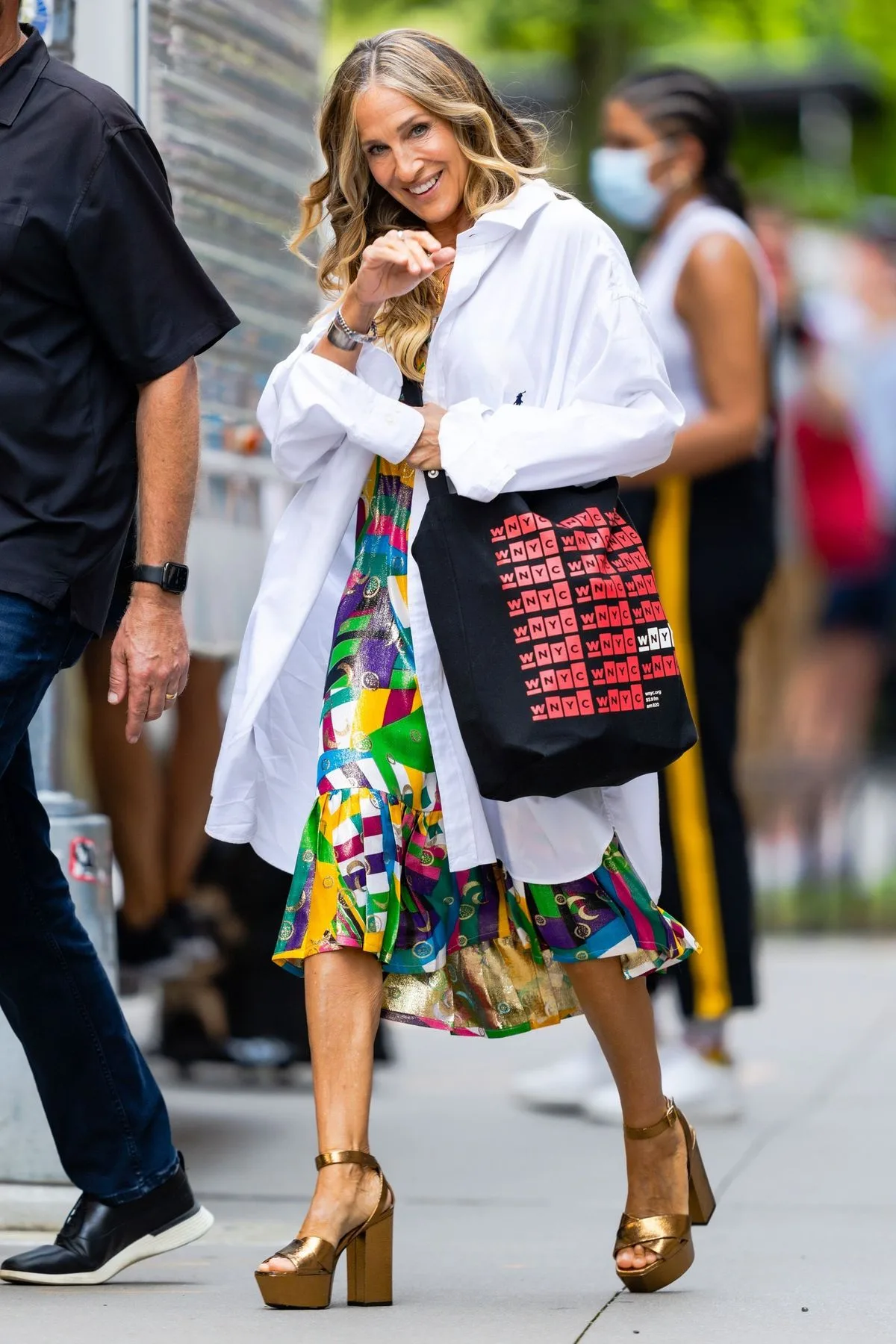 Sarah Jessica Parker trong thiết kế metallic của YSL