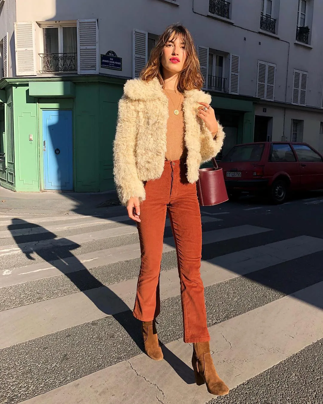 Thời trang mùa thu của Jeanne Damas - ankle boot da lộn