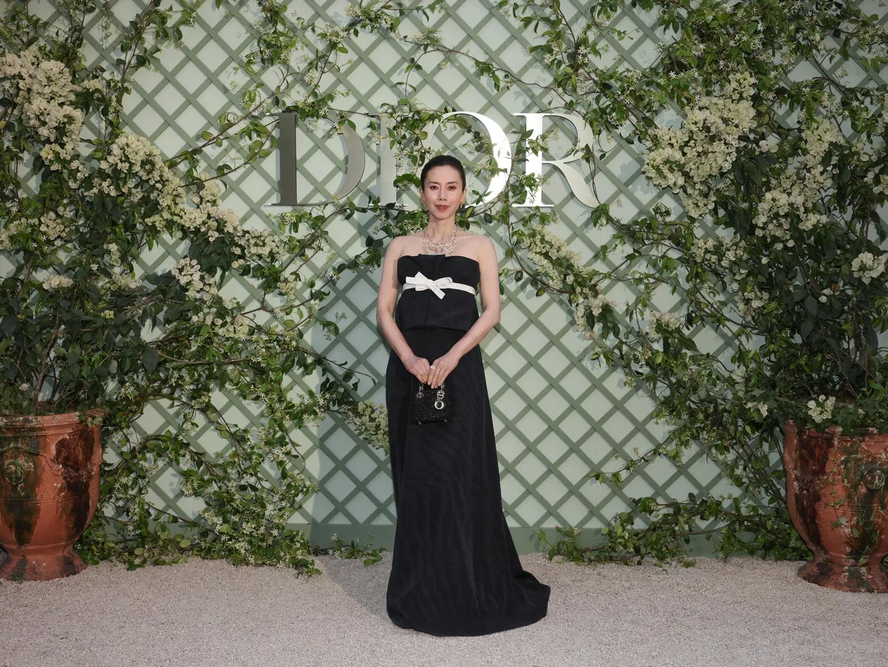 Miki Nakatani mặc một chiếc váy lụa đen Dior Haute Couture