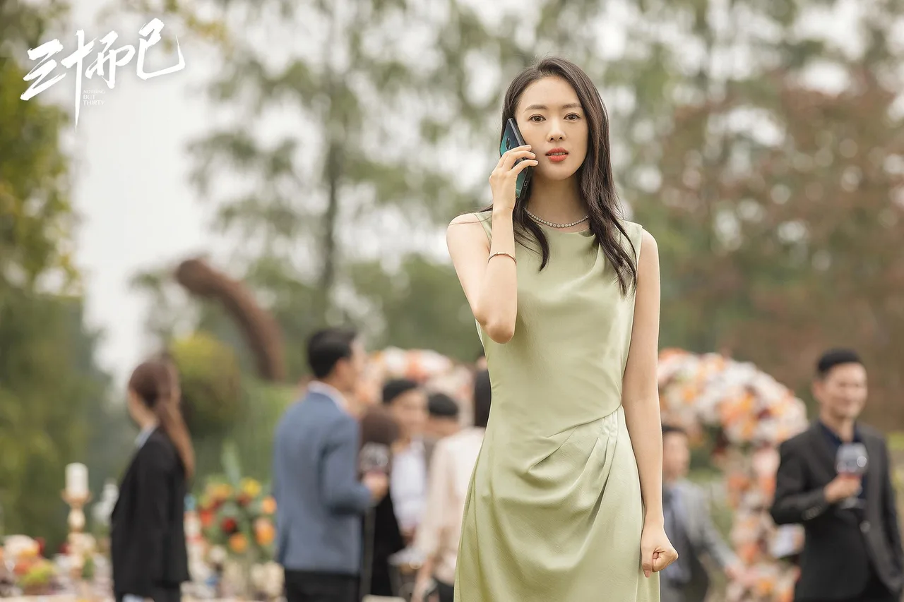 Đồng Dao mặc đầm xanh hồ trăn trong 30 chưa phải hết