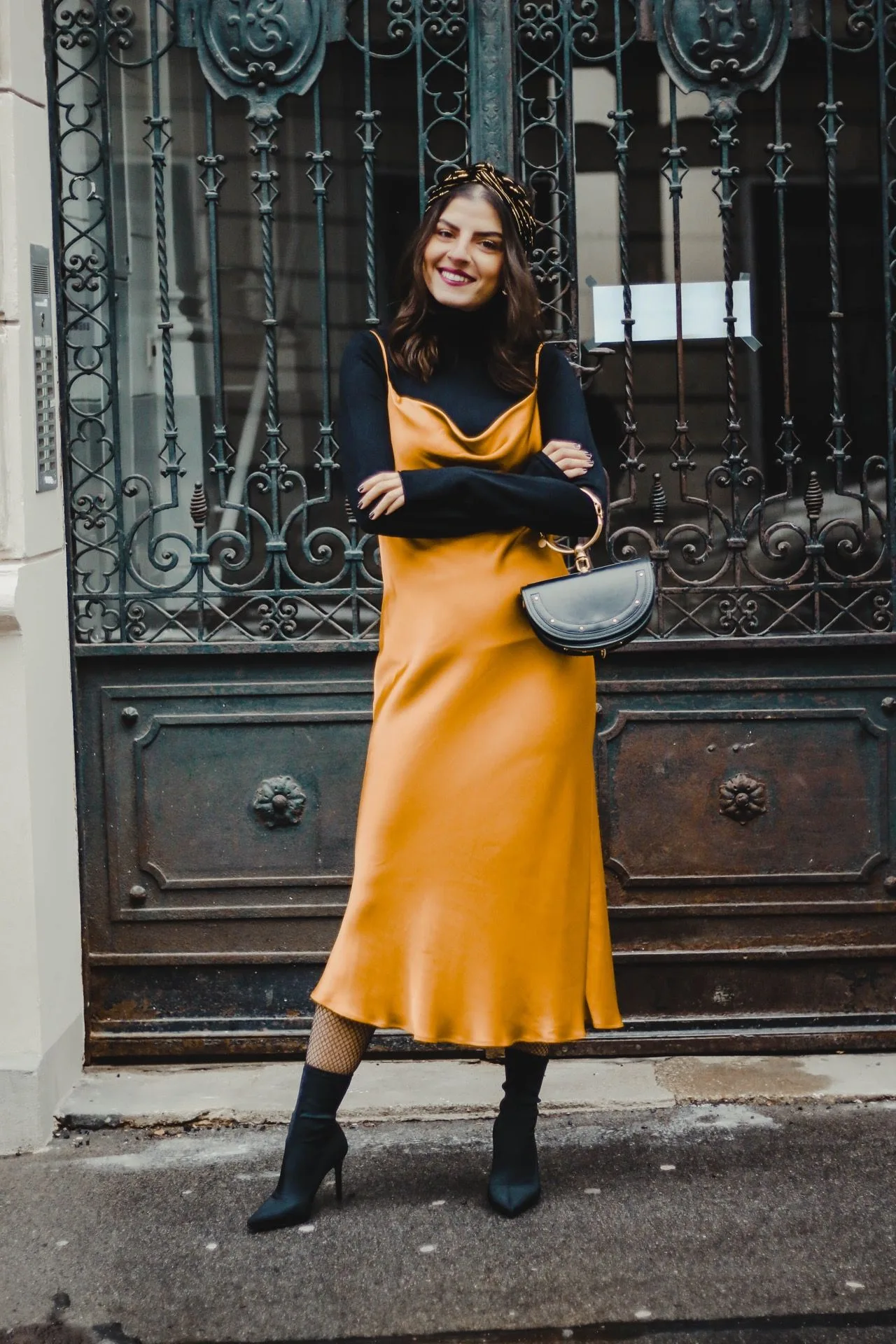 Bí quyết mặc đẹp slip dress và áo cổ lọ