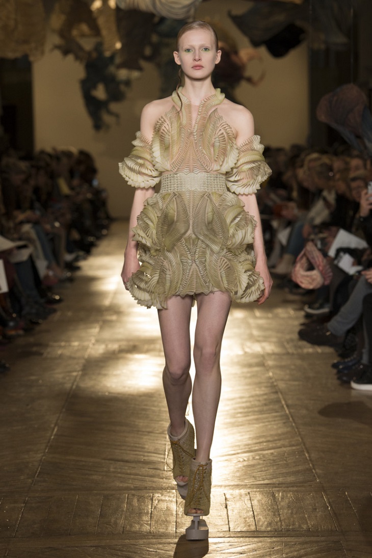 ELLE Việt Nam - Những thiết kế tốn thời gian nhất trong tuần lễ thời trang cao cấp Haute Couture 2018 (4) ELLE Việt Nam - Những thiết kế tốn thời gian nhất trong tuần lễ thời trang cao cấp Haute Couture 2018 (4)